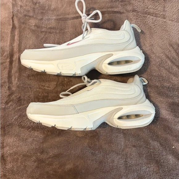 Nike Women’s size 10 Air Max Portal Sneaker White w Pink accents Excellent Cond! - Picture 3 of 8